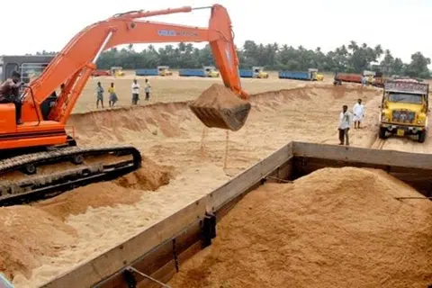 பல ஆண்டுகளாகத் தொடர்ந்து நடைபெற்ற மணல் கொள்ளையால் அரசுக்குக் கிடைக்க வேண்டிய பல நூறு கோடி ரூபாய் வருவாய் தனியார்வசம் சென்றது.
