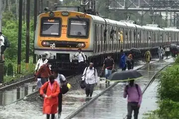 புயலின் சீற்றத்தால் ரயில் சேவை பாதிப்புக்குள்ளானது.