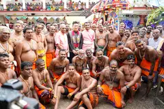 பூக்குழியைச் சுற்றி உதவிசெய்த தொண்டூழியர்கள், கோவில் நிர்வாகத்தினருடன் சிறப்பு விருந்தினர் தற்காலிகக் கலாசார, சமூக, இளையர்துறை அமைச்சர் டேவிட் நியோ.