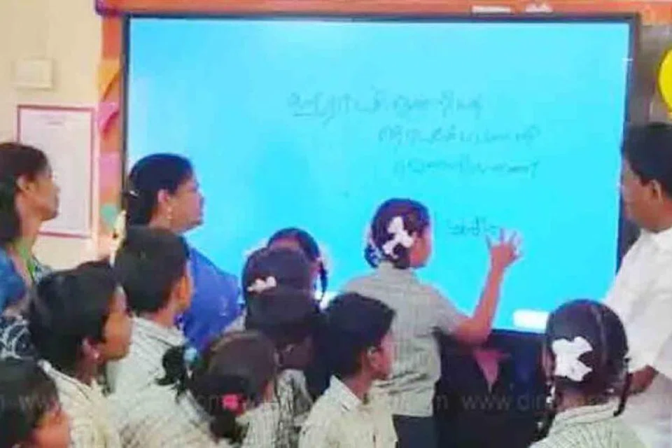 தமிழக அரசுப்பள்ளியில் உள்ள அதிநவீன வகுப்பறை.