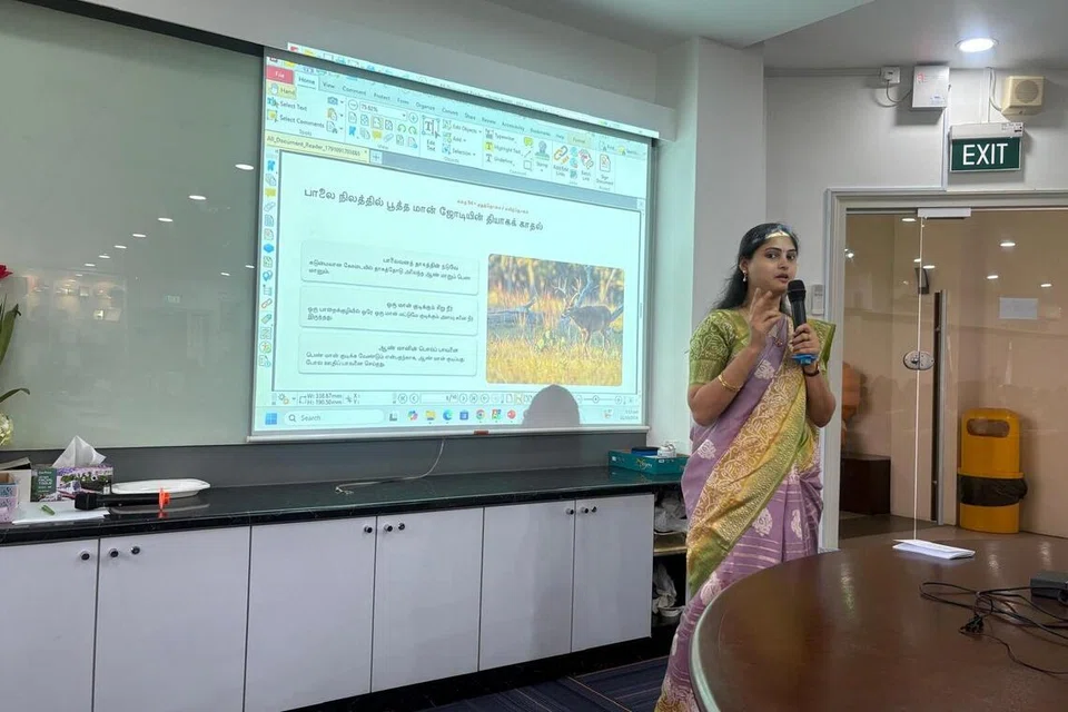 திருவாட்டி தீபிகா வினேஷ், ‘திணை இலக்கியத் திரட்டு’ வாயிலாக புறநானூற்றில் வரும் ஐந்து பாடல்கள் விளக்கும் கதைகளை விளக்கினார்.