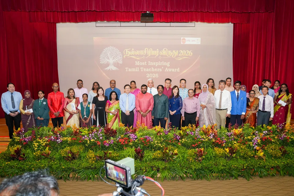 நல்லாசிரியர் விருது 2026 நிகழ்ச்சியில் சிறப்பு விருந்தினர்கள், கல்வி அமைச்சு அதிகாரிகள், சமூகத் தலைவர்கள், நிகழ்ச்சி ஏற்பாட்டாளர்கள், விருது பெற்ற  ஆசிரியர்கள்.
