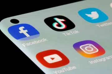 சமூக ஊடக நிறுவனங்கள் 2026 முதல் அடையாளச் சரிபார்ப்பை அமல்படுத்தும் என மலேசியா எதிர்பார்க்கிறது.