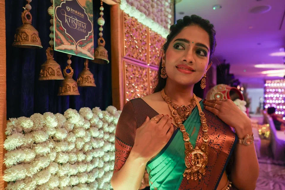 புதிதாக வடிவமைக்கப்பட்ட கிருஷ்ண-லீலா தொகுப்பைச் சேர்ந்த நகைகள்.