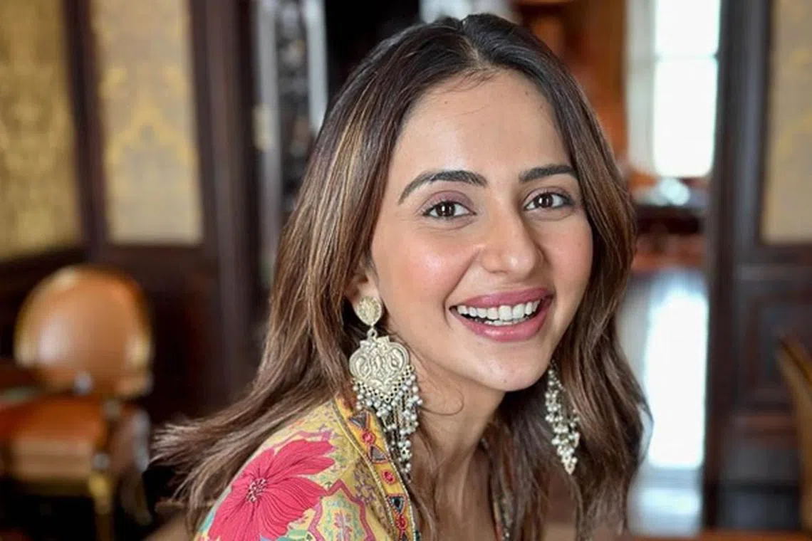 கவர்ச்சி நடிப்பு: கேள்வி எழுப்பும் ரகுல்