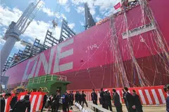 ‘ஒன் சிங்கப்பூர்’ கப்பல் 336 மீட்டர் நீளம் கொண்டது. அதில் 13,900 இருபதடிக் கொள்கலன்களை ஏற்ற முடியும்.   