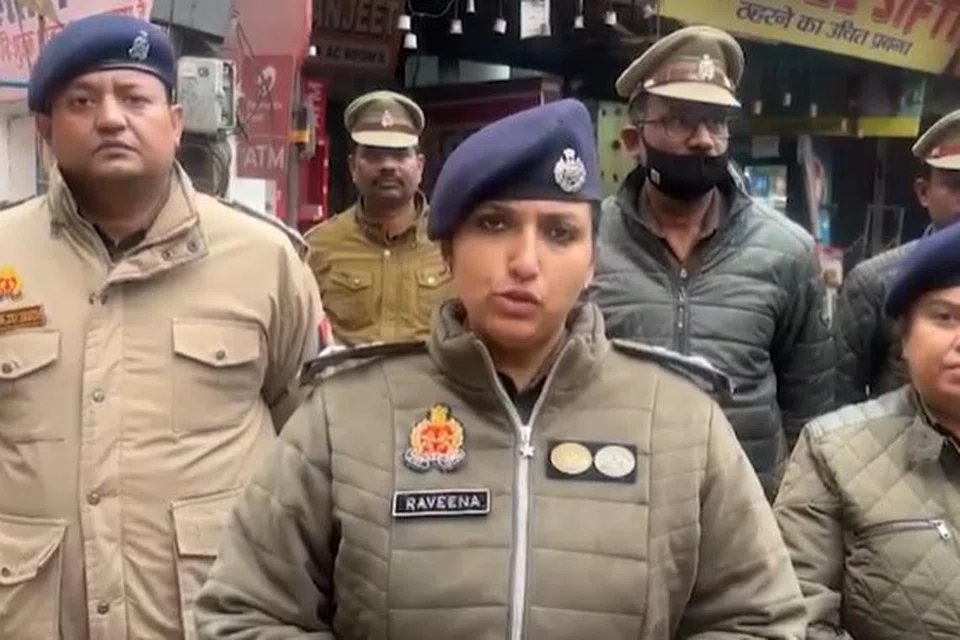 சம்பவ இடத்தில் செய்தியாளர்களிடம் பேசிய லக்னோ காவல்துறை துணை ஆணையர் ரவீணா தியாகி.