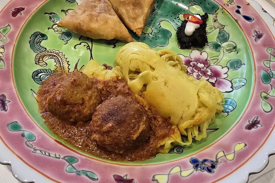 புவா கலுவாக் (கறுப்பு), சிட்டி ரண்டாங்குடன் சைவ உருண்டைகள், ரொட்டி ஜாலா, சமோசா.