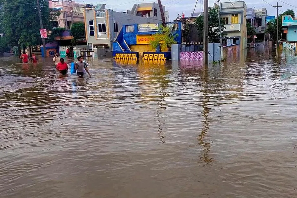 சாலைகளில் பெருக்கெடுத்து ஓடும் மழை நீரால் இரண்டு மாநிலங்களிலும் போக்குவரத்து கடுமையாக பாதிக்கப்பட்டுள்ளது. 