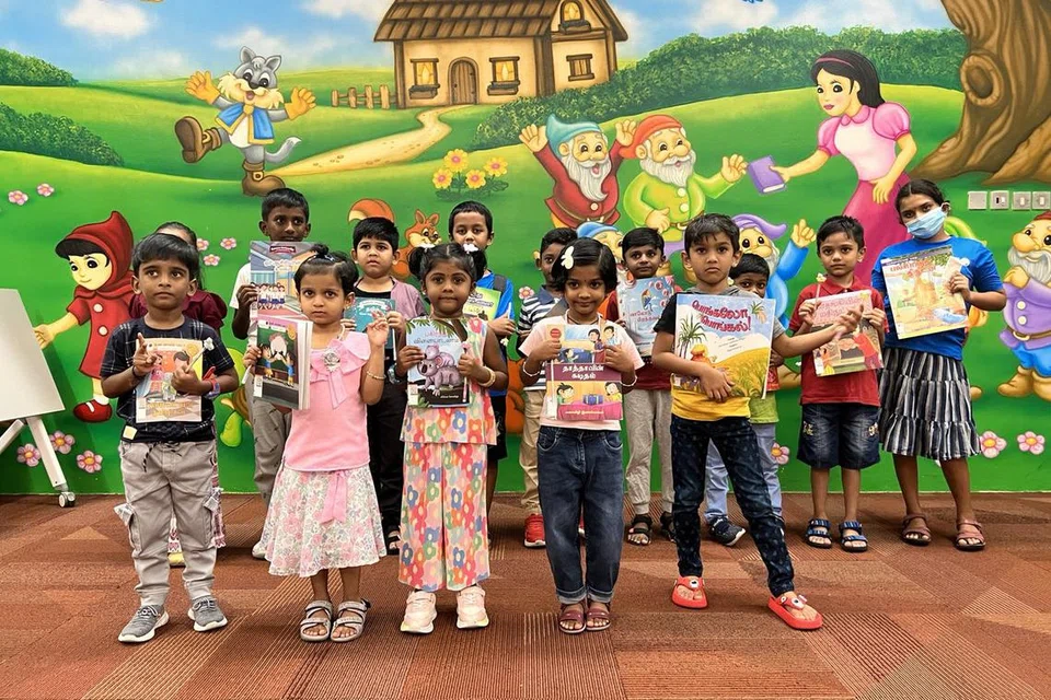 கதை சொல்லல் அமர்வைத் தொடர்ந்து தங்களுக்கு விருப்பமான கதை புத்தகங்களை இரவல் பெற்றுச் செல்லவும் மாணவர்கள் ஊக்குவிக்கப்படுகிறார்கள். தங்களுக்கு விருப்பமான நூல்களுடன் அமர்வில் பங்கேற்ற மாணவர்கள். இடம்: கேலாங் ஈஸ்ட் வட்டார நூலகம்.