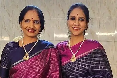 கர்நாடக இசைப் பாடகிகள் ரஞ்சனி - காயத்ரி சகோதரிகள்.