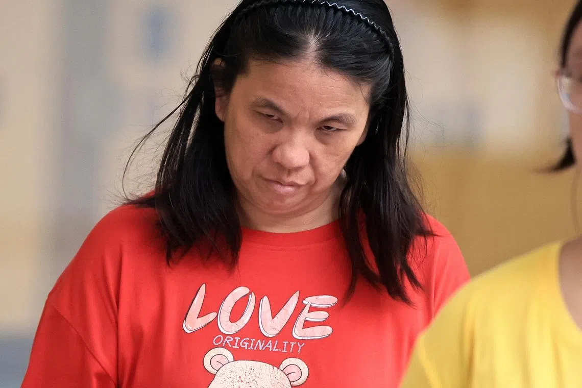 பொதுஇடத்தில் மற்றவர்களுக்கு எரிச்சல் ஏற்படுத்தியதாக மாதுமீது குற்றச்சாட்டு