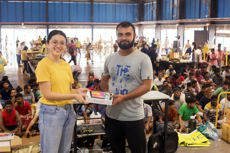 அதிர்ஷ்டக் குலுக்கலில் வெளிநாட்டு ஊழியர்கள் 80 சேம்சங் ‘டேப் ஏ’க்களைப்  பெற்றனர்.