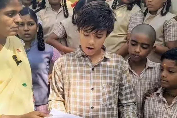 அமெரிக்க பள்ளி மாணவரின் ஆர்வம்: தமிழக கிராமப்புறப் பள்ளியில் தமிழ் கற்கிறார்