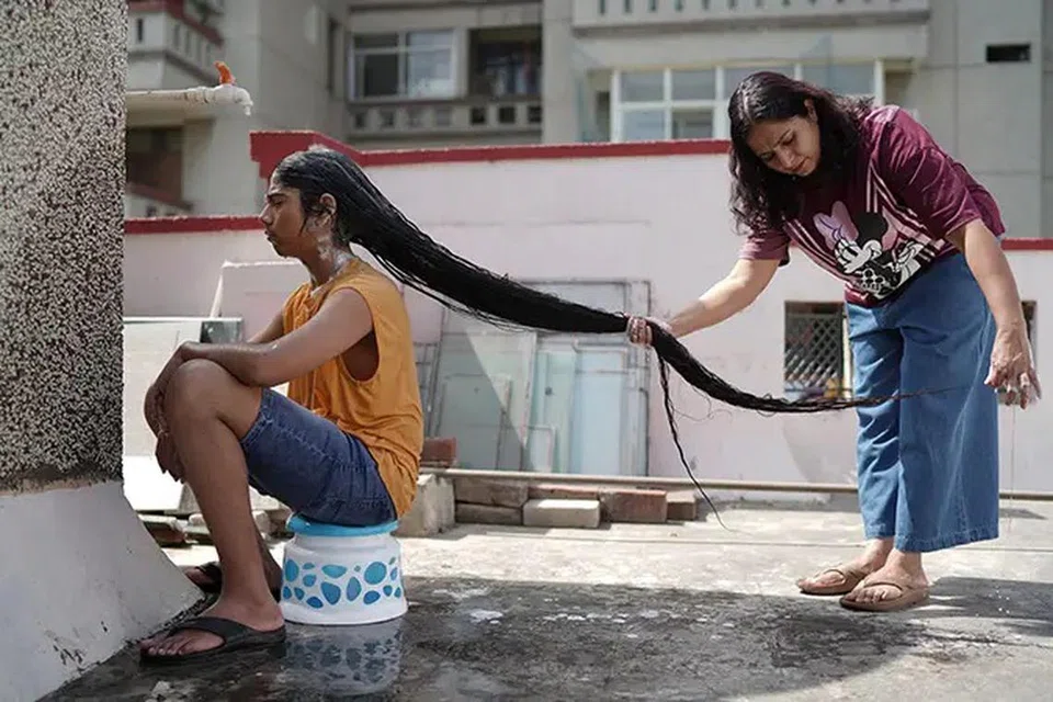 சகலின் தலைமுடி இப்போது 146 செ.மீ. (4 அடி 9.5 அங்குலம்) அளவுக்கு வளர்ந்து உள்ளது. அது கின்னஸ் உலக சாதனை புத்தகத்தில் இடம் பிடித்து உள்ளது. 