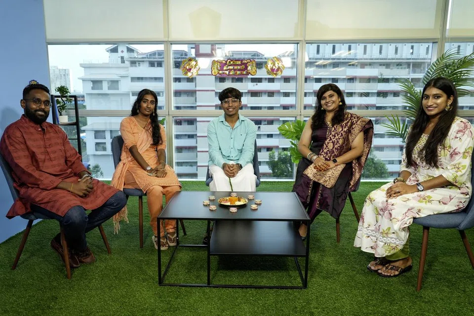 தீபாவளியை முன்னிட்டு இளையர்களுக்கான தமிழ் முரசின் சிறப்பு வலையொளியில் கலந்துகொண்ட இளையர்கள்.
