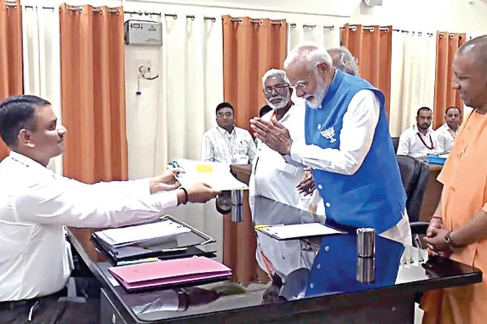 வேட்புமனுவை மாவட்ட ஆட்சியர் ராஜலிங்கத்திடம் தாக்கல் செய்த பின்னர் கரம் கூப்பி வணங்கும் பிரதமர் நரேந்திர மோடி.