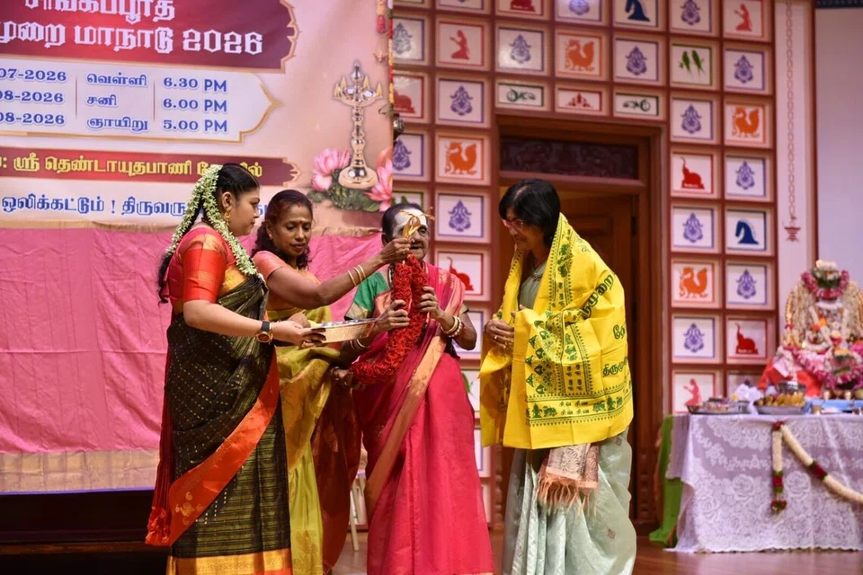 நிகழ்ச்சி மேடையில் இந்து அறக்கட்டளை வாரியத் தலைமை நிர்வாக அதிகாரி சரோஜினி பத்மநாதன் சிறப்பிக்கப்பட்டார்.