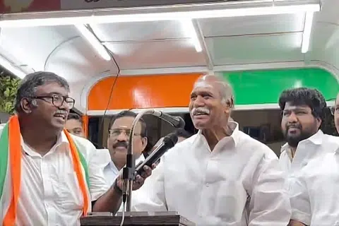 புதுச்சேரி தட்டாஞ்சாவடி சட்டமன்றத் தொகுதியில் முதல்வா் என்.ரங்கசாமியின்  (படத்தில் நடுவில்) ன்.ஆர்.காங்கிரஸ் கட்சி வேட்பாளர் வெற்றி பெற்றுள்ளார்.