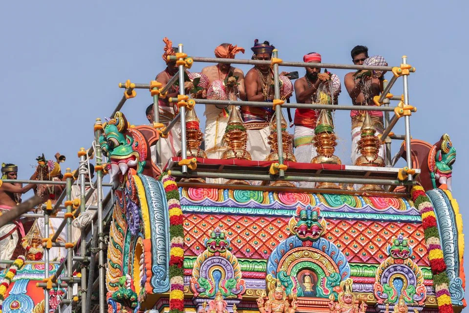 காலை ஒன்பது மணியளவில் ஒரே நேரத்தில் கோபுரங்களுக்குப் புனித நீர் ஊற்றப்பட்டு குடமுழுக்கு நடந்த காட்சி. 