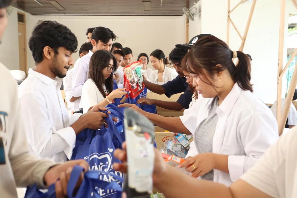 பொருள்களைப் பிரித்து, அன்பளிப்புப் பைகளிலிடும் பணியில் சிண்டா தொண்டூழியர்களுடன் இணைந்து ஏஸ்டெக் கல்லூரி மாணவர்கள் ஈடுபட்டனர்.