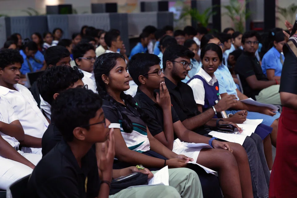 கொடுக்கப்பட்ட நடவடிக்கையின் வழிமுறைகளுக்கான விளக்கத்தைக் கேட்டுக்கொண்டிருக்கும் மாணவர்கள். 