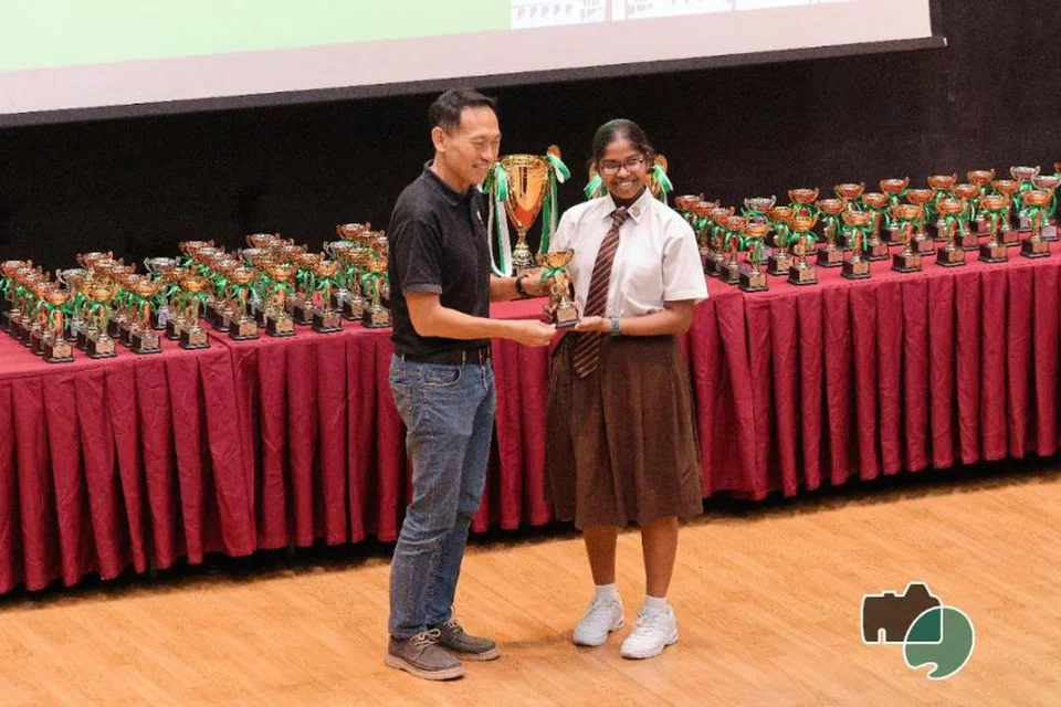 வெற்றியாளர்களில் ஒருவர் பரிசைப் பெறுகிறார்.