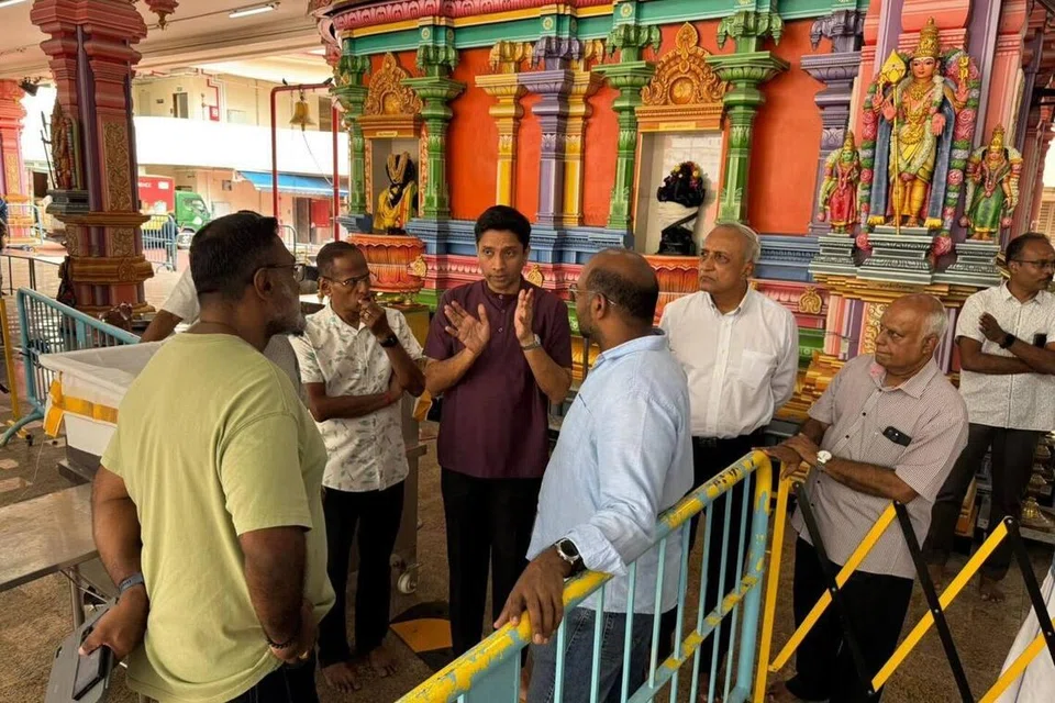 அருள்மிகு தெண்டாயுதபாணி கோவிலுக்குச் சென்று, பாதுகாப்பு ஏற்பாடுகளையும் தளவாட வசதிகளையும் பார்வையிட்டார் துணையமைச்சர் தினேஷ் வாசு தாஸ் (நடுவில்).