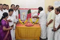 சென்னை சத்திய மூர்த்தி பவனில் காங்கிரஸ் தலைவர்கள் வீர மங்கை வேலு நாச்சியாரின் படத்திற்கு மலர்தூவி அஞ்சலி செலுத்தினர்.