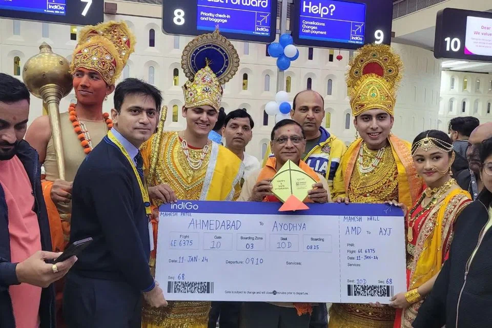 ராமர் கோயிலின் குடமுழுக்கு விழாவை முன்னிட்டு அயோத்திக்குச் செல்வதற்காக ராமர், சீதை, லட்சுமணன், அனுமன் போல் வேடமிட்டிருந்த பயணிகள் வியாழக்கிழமை காலை அகமதாபாத் விமான நிலையத்திற்கு வந்தனர். அவர்களை ஏராளமானோர் கண்டு ரசித்தனர்