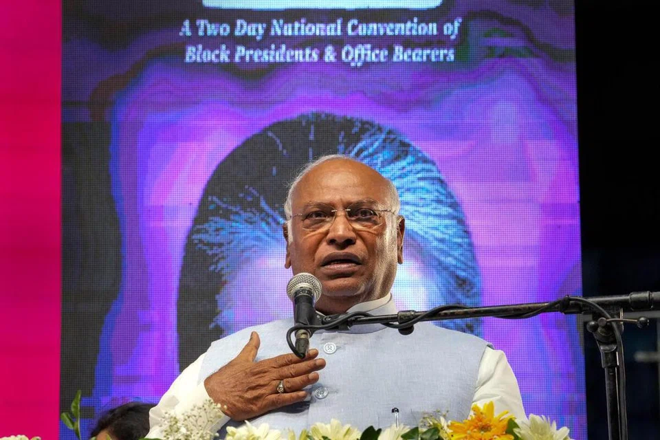 காங்கிரஸ் கட்சியின் மகளிர் அணிக் கூட்டத்தில் மல்லிகார்ஜுன் கார்கே பேசினார். 