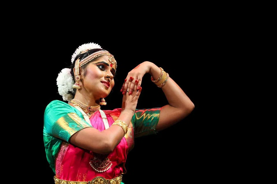 பரதநாட்டியம் ஆடும் பாலர் பள்ளி ஆசிரியர் பா. திவ்யஸ்த்ரி, 24.