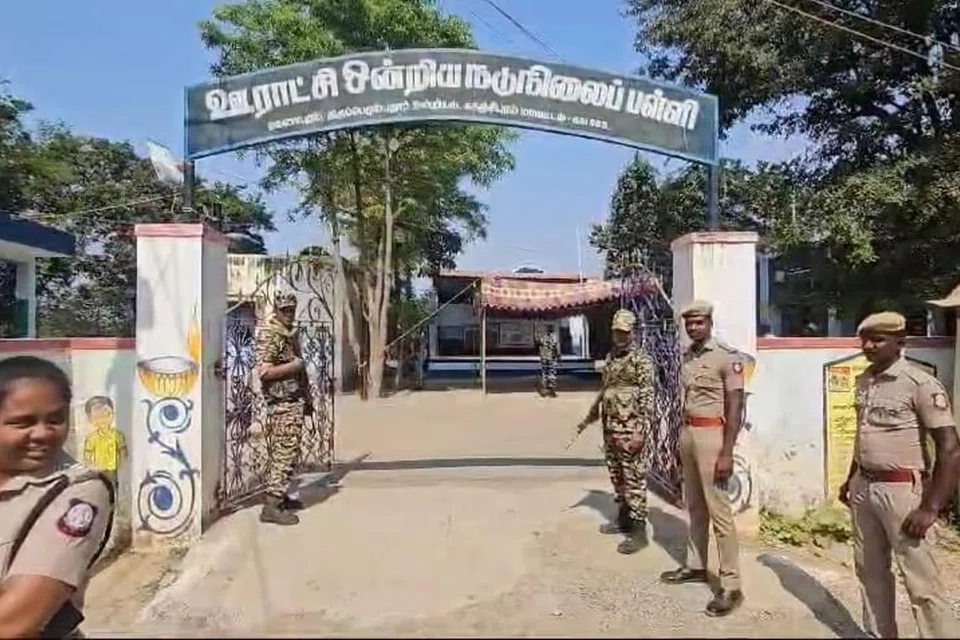 ஏகனாபுரம் கிராம மக்கள் தேர்தலைப் புறக்கணித்ததால் வாக்குச்சாவடி வெறிச்சோடிக் கிடக்கிறது.   