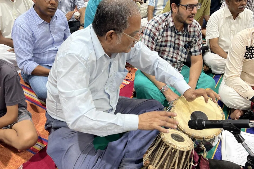 ஆண்டுதோறும் ஸ்ரீ தெண்டாயுதபாணி ஆலயத்தின் காவடி பஜனைகளில் தபேலா வாசித்துவருகிறார் நா.சோம.கணேசன், 66 (நடுவில்).