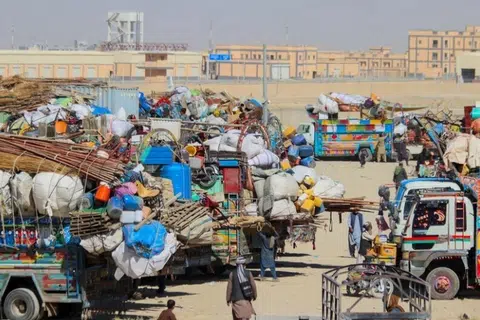 பல மில்லியன் டாலர் மதிப்புள்ள உணவுப் பொருள்களுடன் இருநாட்டு எல்லைகளில் நூற்றுக்கணக்கான வாகனங்கள் நிற்கின்றன. 