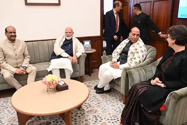 தேநீர் விருந்தில் கலகலத்த அரசியல் தலைவர்கள்; அசாமில் புதிய முனையத்தைத் திறந்து வைத்தார் பிரதமர் மோடி