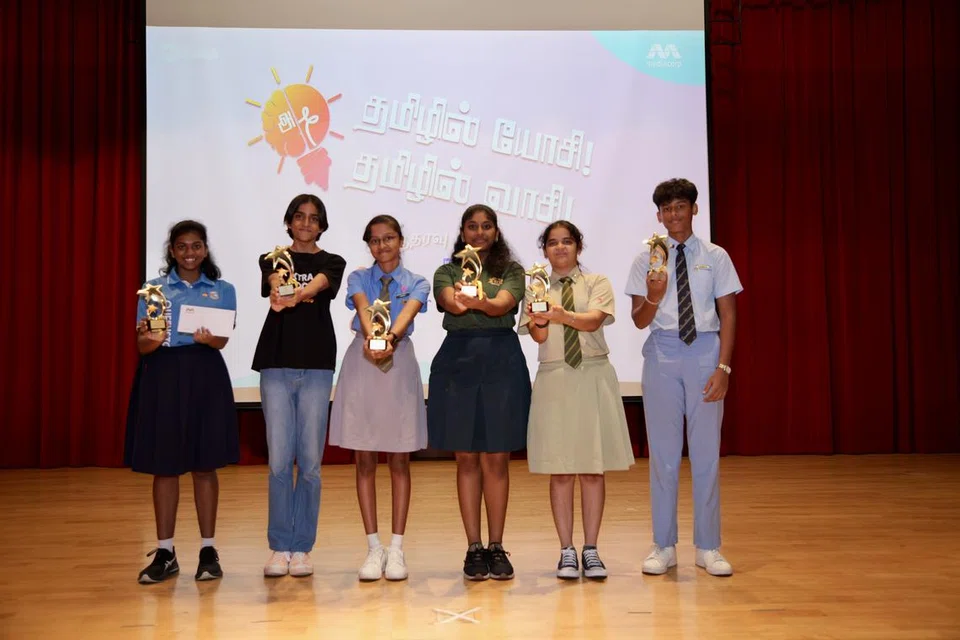 ‘தமிழில் யோசி! தமிழில் வாசி!’ நிகழ்ச்சியின் வெற்றியாளர்கள்.