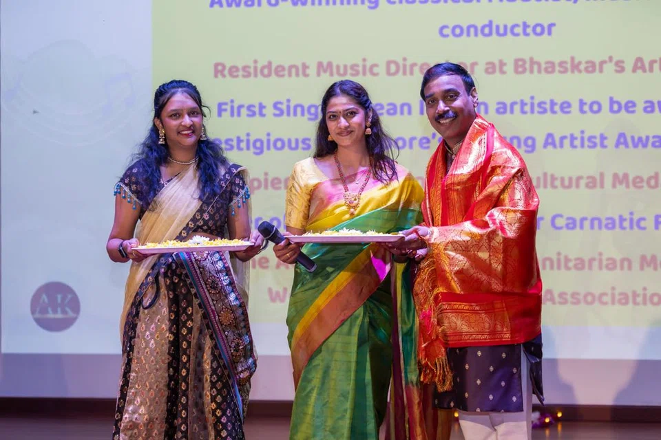 சிறப்பு விருந்தினர் முனைவர் கானவினோதன் ரத்னம் உடன் எழுத்தாளர் அபர்ணா கெள‌ஷிக் (நடுவில்), நூலின் ஓவியர் சஞ்ஜனா சேதுராமன் (இடம்).