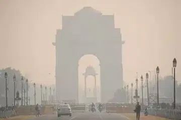 காற்று மாசுபாட்டின் அளவைக் குறைக்க செயற்கை மழைத் திட்டத்தைச் செயல்படுத்த டெல்லி அரசு முயற்சி மேற்கொண்டுள்ளது.