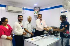 கொச்சியிலுள்ள ஸ்டேட் பேங்க் ஆஃப் இந்தியா கிளை ஒன்றின் மேலாளரிடம் பரிசுச்சீட்டைக் கொடுக்கும் அதிர்ஷ்டசாலி. படம்: கேரள ஊடகம்