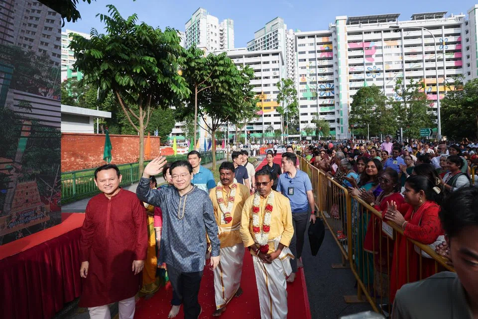 ஶ்ரீ சிவ-கிருஷ்ண ஆலய குடமுழுக்கு விழாவுக்கு வரும் பிரதமர் லாரன்ஸ் வோங். மார்சிலிங்-இயூ டீ குழுத்தொகுதி எம்.பி. ஸாக்கி முகம்மது (இடக்கோடி) உடன் உள்ளார்.