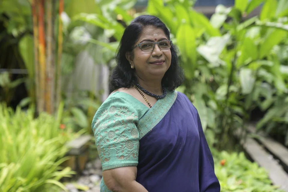 சிங்கப்பூரில் தமிழ்ப்பள்ளி மாணவியாக வளர்ந்த 65 வயது திருவாட்டி வசுந்தராதேவி வி ரெட்டி, பின்னர் தொடக்கப்பள்ளி துணை முதல்வராகத் திகழ்ந்தார்.