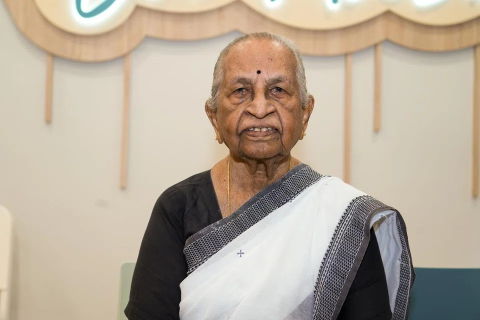 பல தலைமுறை குடும்ப உறுப்பினர்களுடன் அண்மையில் 100வது பிறந்தநாளைக் கொண்டாடினார் திருவாட்டி சாரதா.