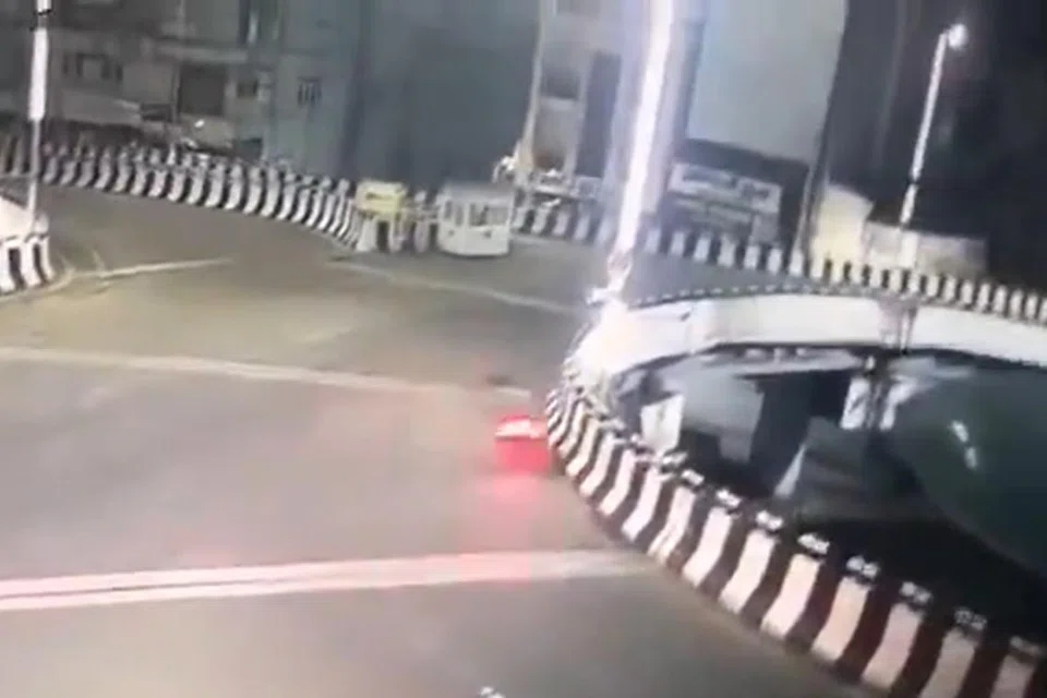 மேம்பாலத்தின் விளிம்புச்சுவரில் மோதும் மோட்டார்சைக்கிள்.