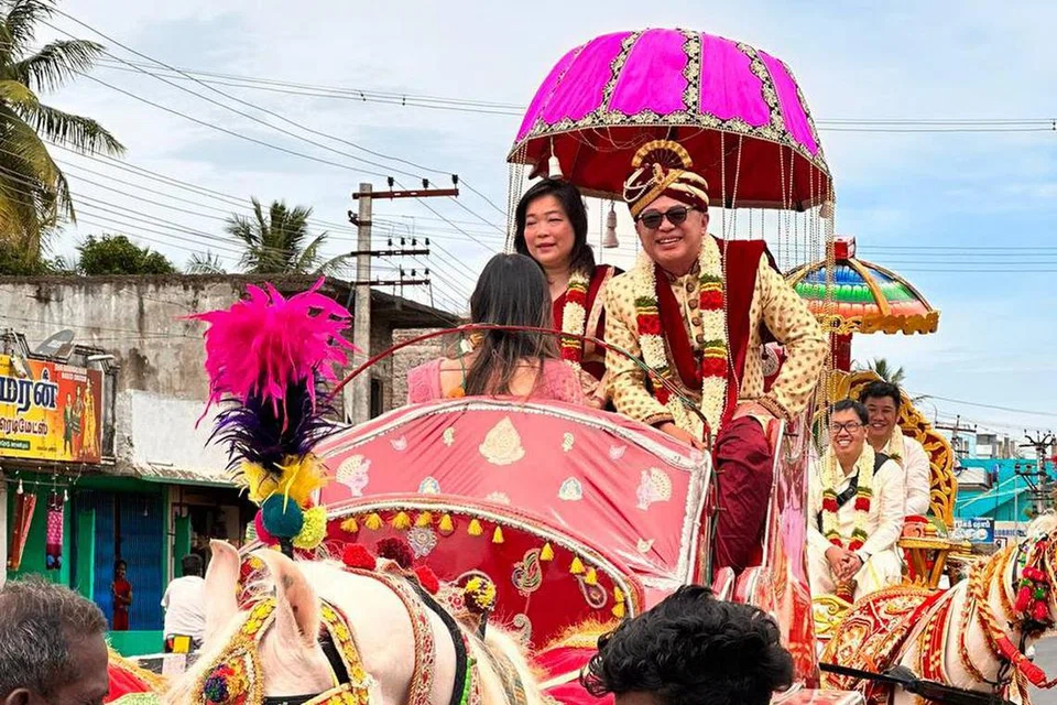குதிரை வண்டியில் வரும் திரு டோமினிக் தம்பதியினர்.