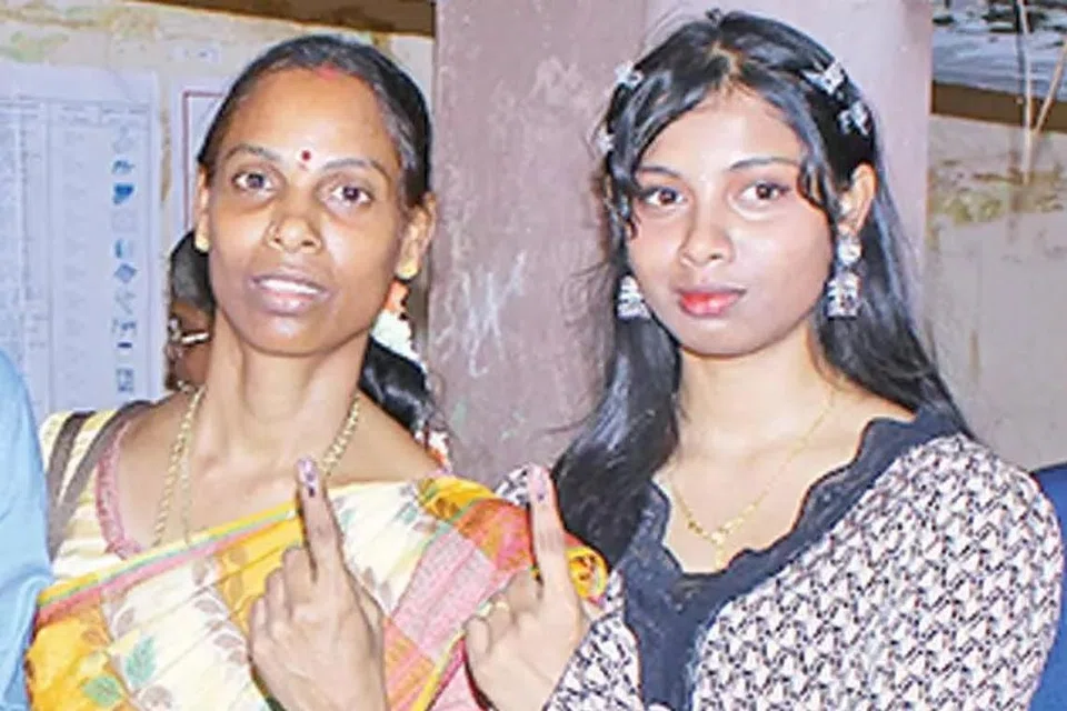 தம் தாயாருடன் மாணவி புவியரசி, 18.