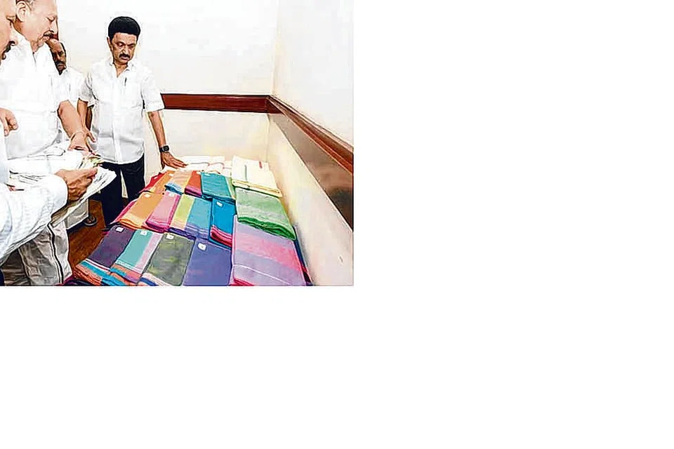 இலவச சேலை, வேட்டிகளின் தரம், நிறம், வடிவமைப்பு குறித்து பார்வையிடும் முதல்வர் ஸ்டாலின். படம்: ஊடகம்