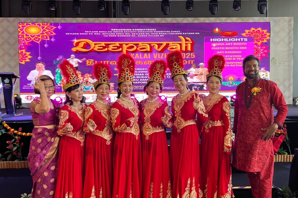 கேலாங் சிராய் பெண்கள் செயற்குழு நடன ஆர்வக் குழுவின் நடனமணிகளுடன் கேலாங் சிராய் இந்தியர் நற்பணிச் செயற்குழுத் தலைவர் தாஜுதீன் (வலம்).
