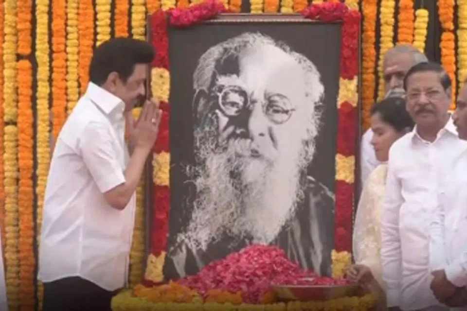 பெரியார் படத்துக்கு மரியாதை செலுத்திய முதல்வர் மு.க.ஸ்டாலின். 