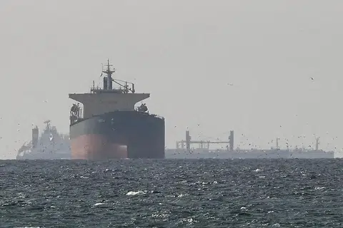 இந்தியா தருவிக்கும் கச்சா எண்ணெய்யில் கிட்டத்தட்ட 40 விழுக்காடு ஹோர்முஸ் நீரிணை வழியாகவே வருகிறது.
